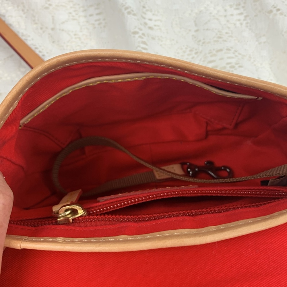 Dooney & Bourke Creme Patent Leather Flap Pleated Crossbody bag Red Lined - Picture 9 of 16